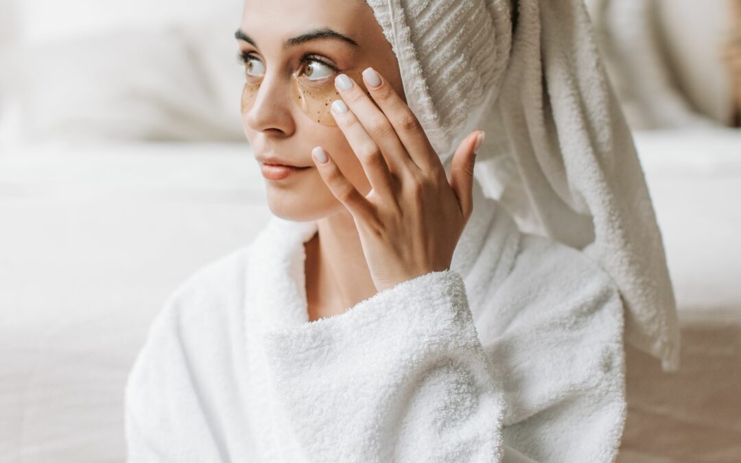 Femme utilisant une routine beauté associant soins naturels et technologie esthétique